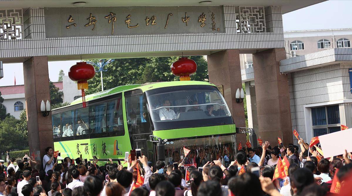 不再疯狂,毛坦厂中学万人雨中送考大变样,回归教育该有的样子