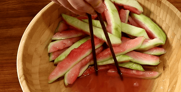 西瓜皮别再随手丢弃,巧妙搭配白醋与白糖,变身为大人小孩都爱吃的蜜饯