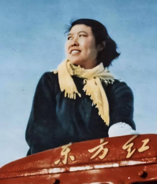 新中国第一个女拖拉机手,无数男人中脱颖而出,人民币上有其身影