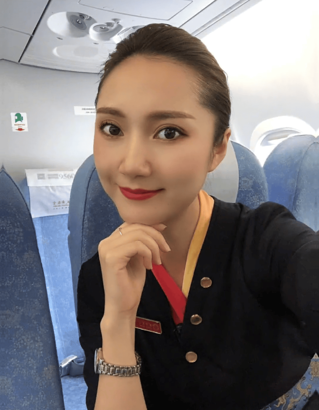 据悉,王蕾现在已经不再是普通的空姐,而是四川航空的乘务长,每月的