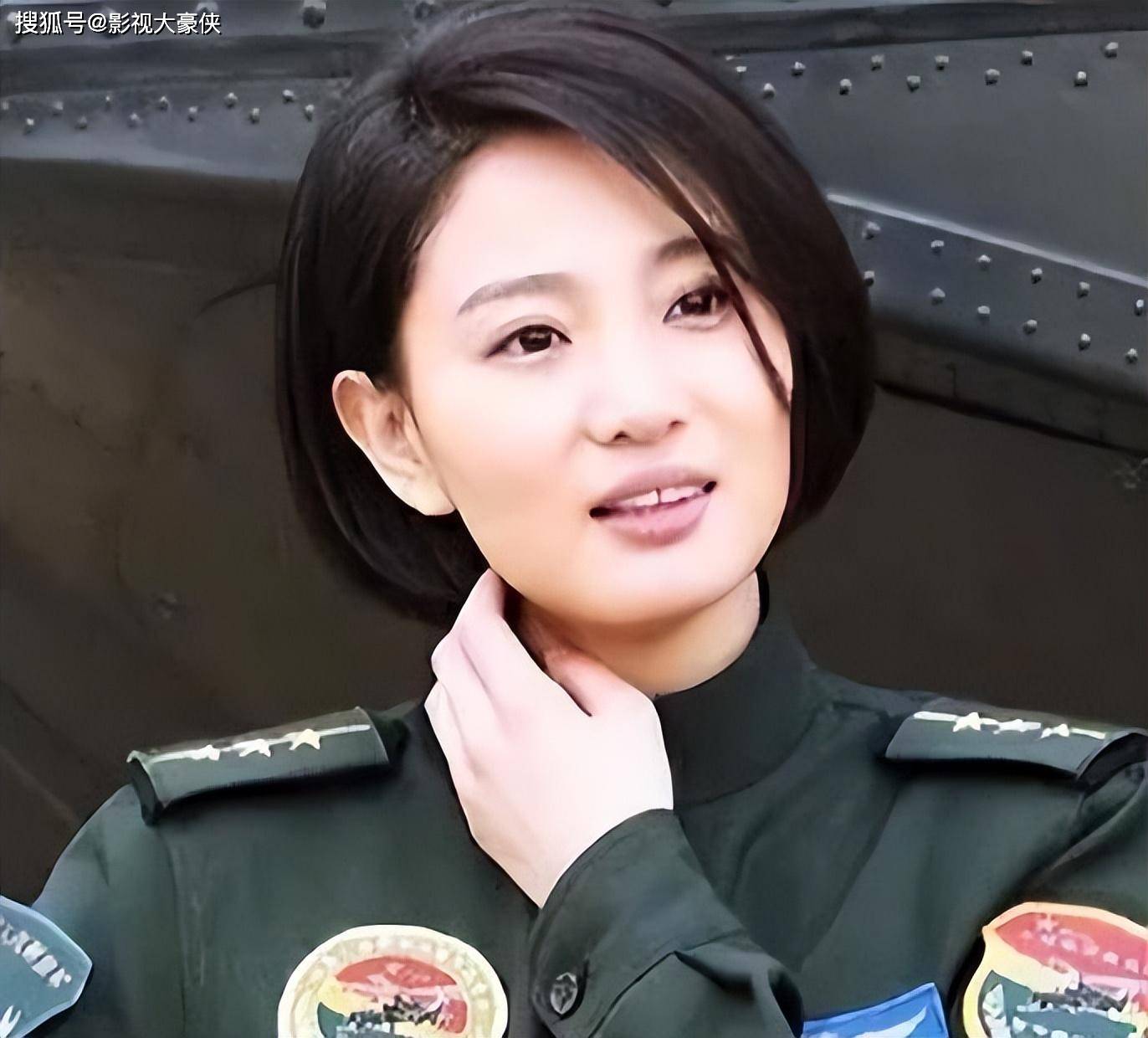 "军中之花"侯梦莎:已走上了一条"不归路",沉迷带货不拍戏!