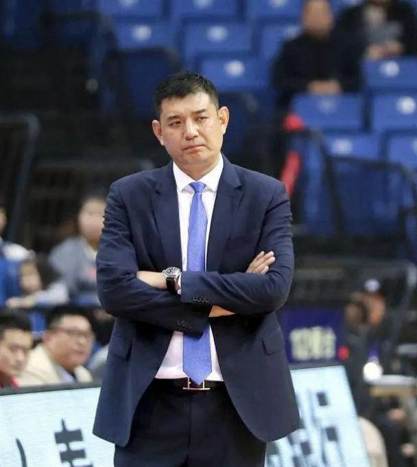 回溯到20-21赛季,不少球迷只关注巩晓彬带领球队处于近一个赛季未支付
