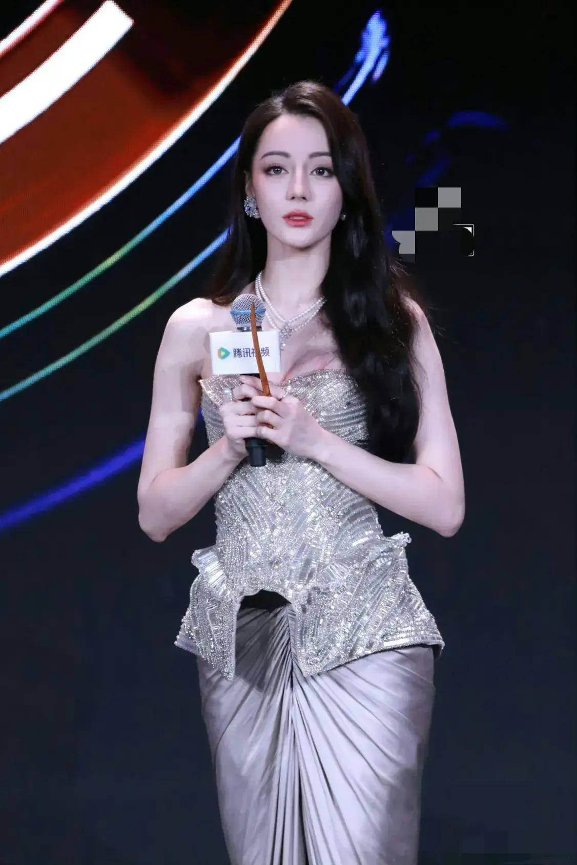 鹅剧派对窦靖童穿白裙风格大变景甜绿裙很美唐嫣美腿压轴