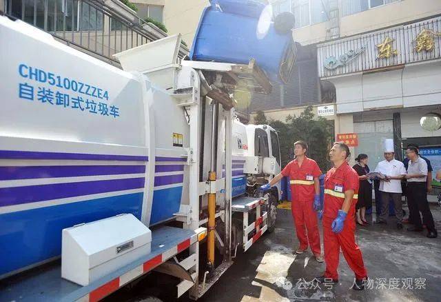 清洁工被垃圾车撞倒 掉进压缩箱失踪-清洁工在垃圾桶发现人头