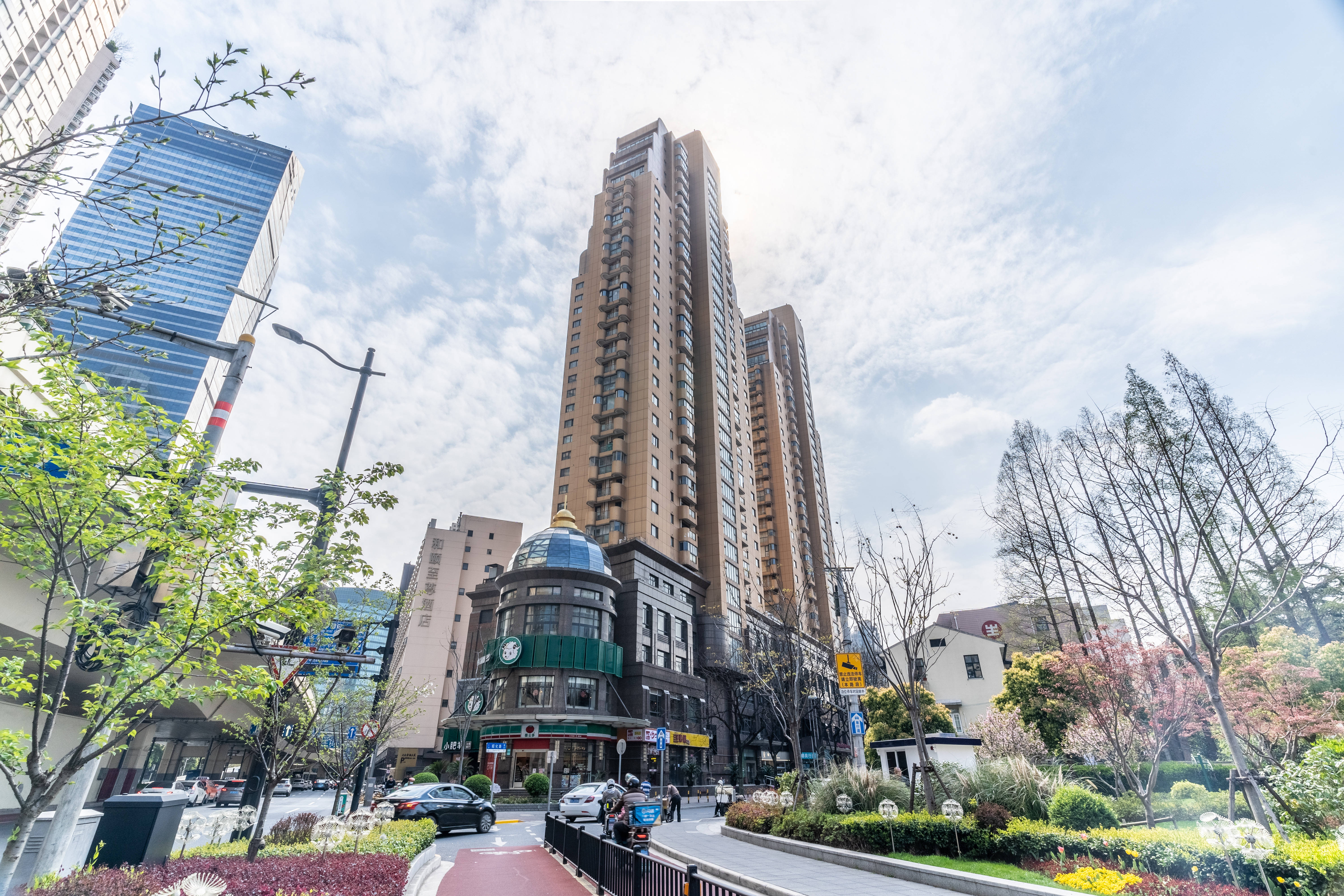 淮海西路商圈环绕,项目周围人问气息浓厚,有丁香花园(李鸿章故居)