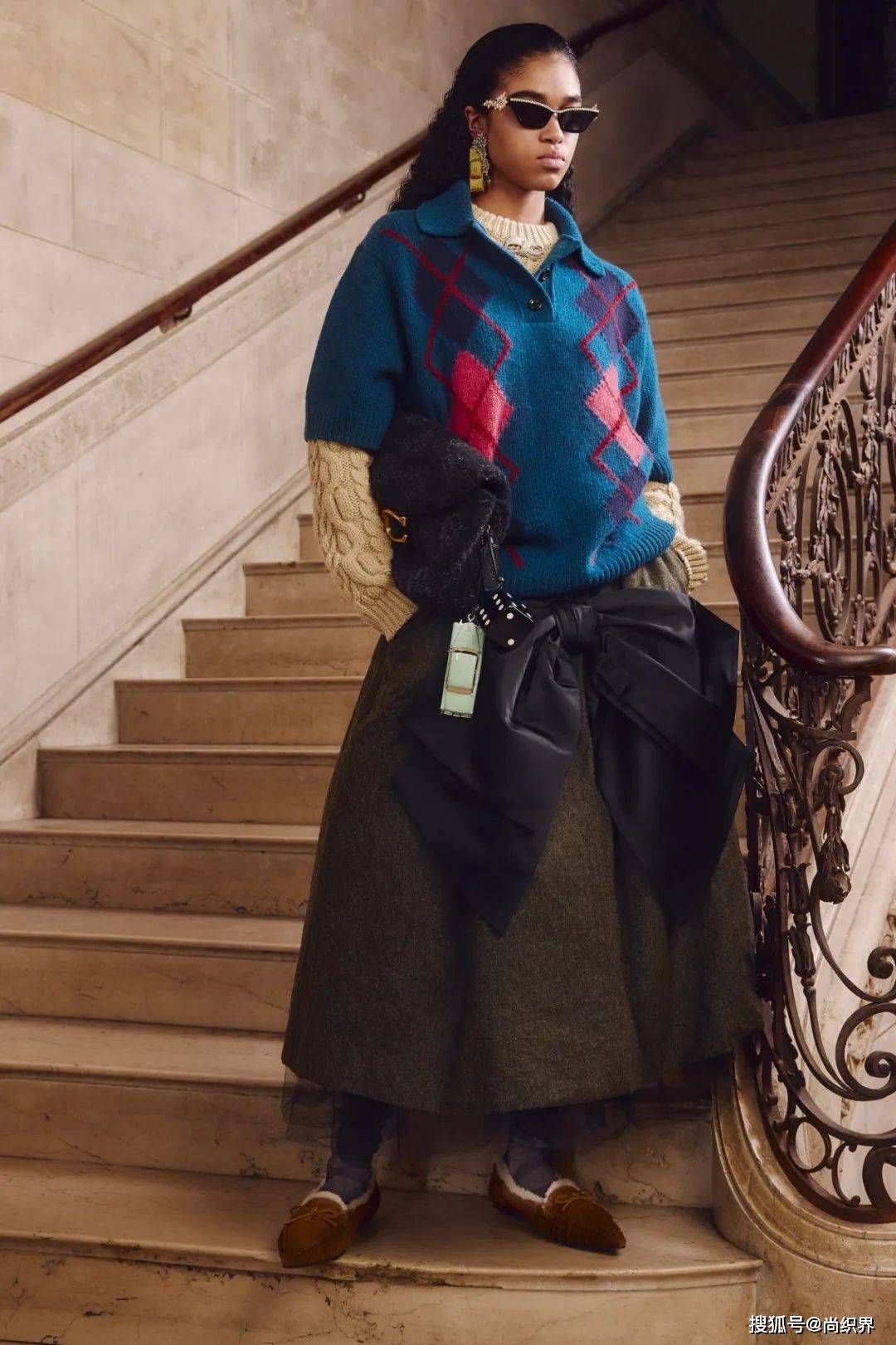 coach 设计师总监 stuart vevers以其标志性的将迪士尼角色融入设计中