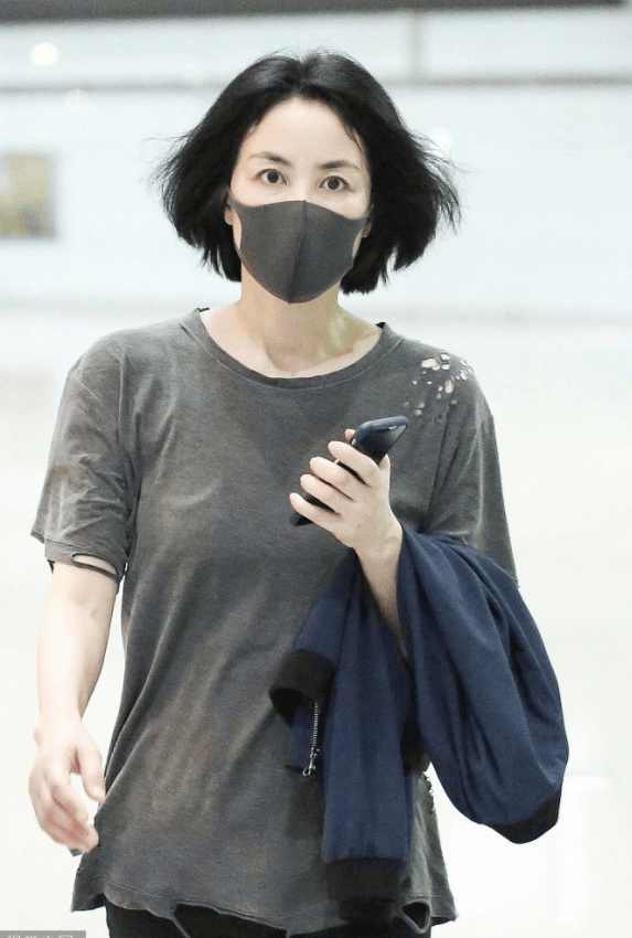 气质女神"王菲"果然不一样,烂t恤搭配紧身小黑裤,穿出高级感