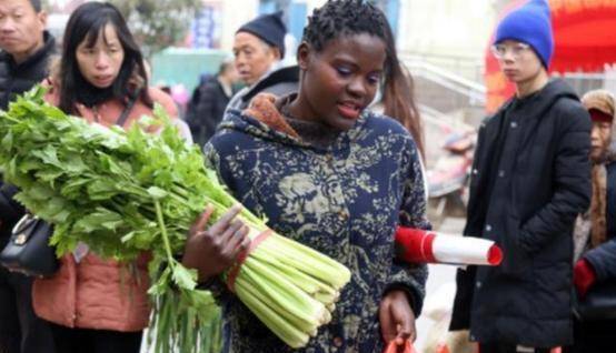 2014年,河南41岁农民娶23岁非洲娇妻,生俩混血儿,如今