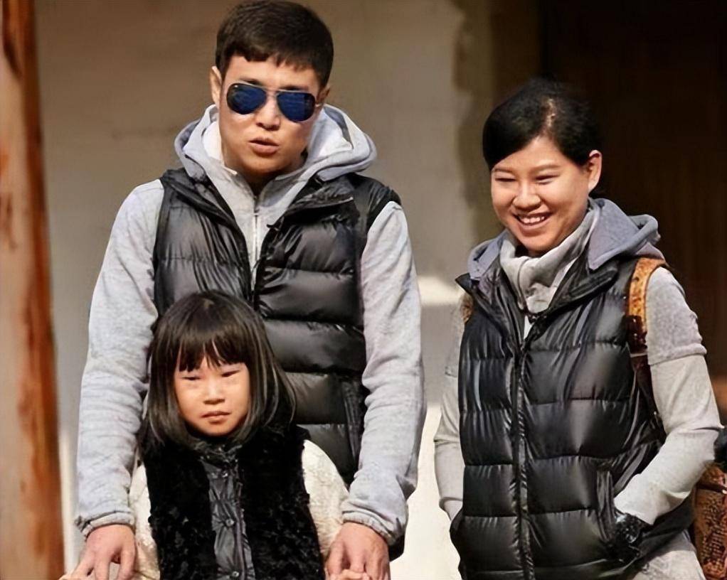 小沈阳一家近照大变样:丑女儿堪比国际超模,胖妻子瘦成韩国女星