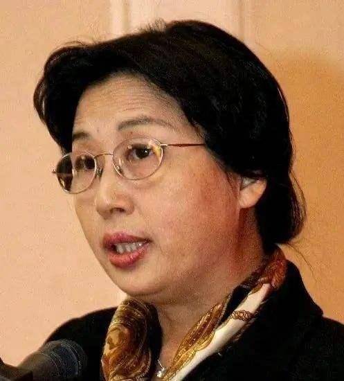 孟军:任正非的前妻,因为生意失利与丈夫离婚,她的女儿叫孟晚舟