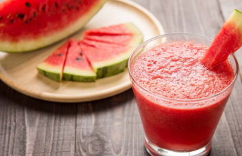 三伏天里经常吃西瓜坏处多?注意这"4点",西瓜越吃越健康!