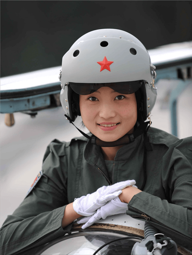 回顾"空军英烈"余旭:中国首批歼-10女飞行员,墓前放战机模型