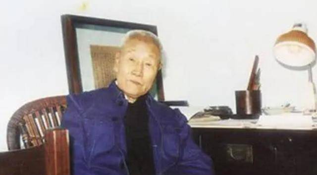 他一生有3任妻子,晚年希望死在妻子怀里,却不知妻子早他2年去世