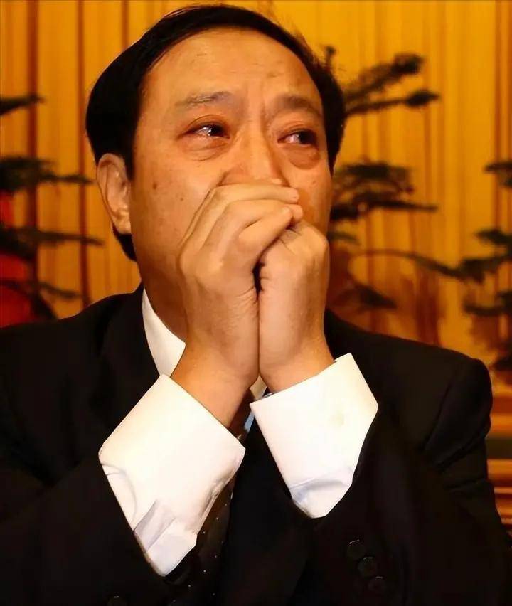 75岁牛群近况曝光,妻离子散住破旧小区,裸捐之后生活穷困潦倒!