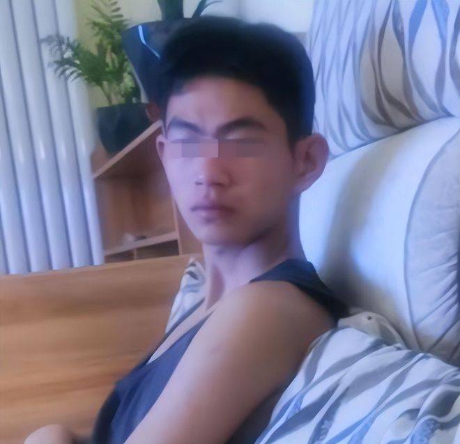 原创            2名15岁初中生22天内先后离世！同班同一病情，家长哭晕问责学校-16岁初三学生意外死亡