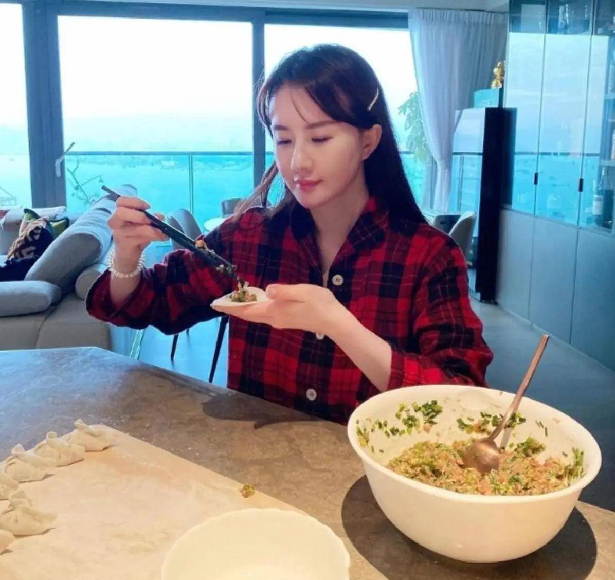 女神孟瑶:才华横溢的美女,丰腴身材搭配写真,这谁顶得住!