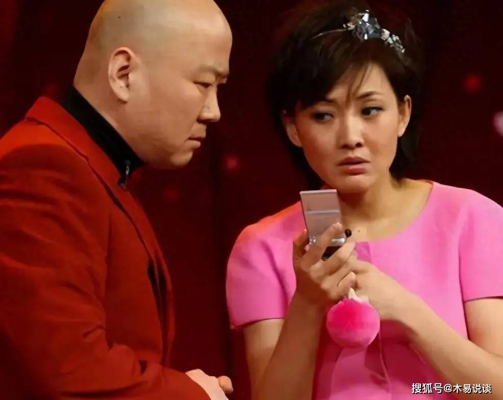 网友地铁偶遇牛莉母女，牛莉面部僵硬鼻子超尖，买LV新包有实力-牛莉现状