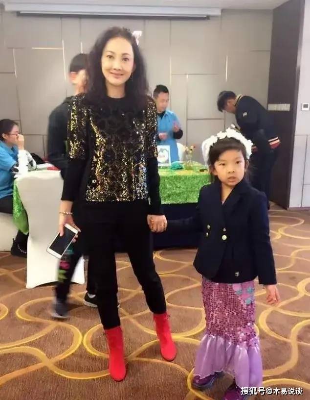 网友地铁偶遇牛莉母女，牛莉面部僵硬鼻子超尖，买LV新包有实力-牛莉现状