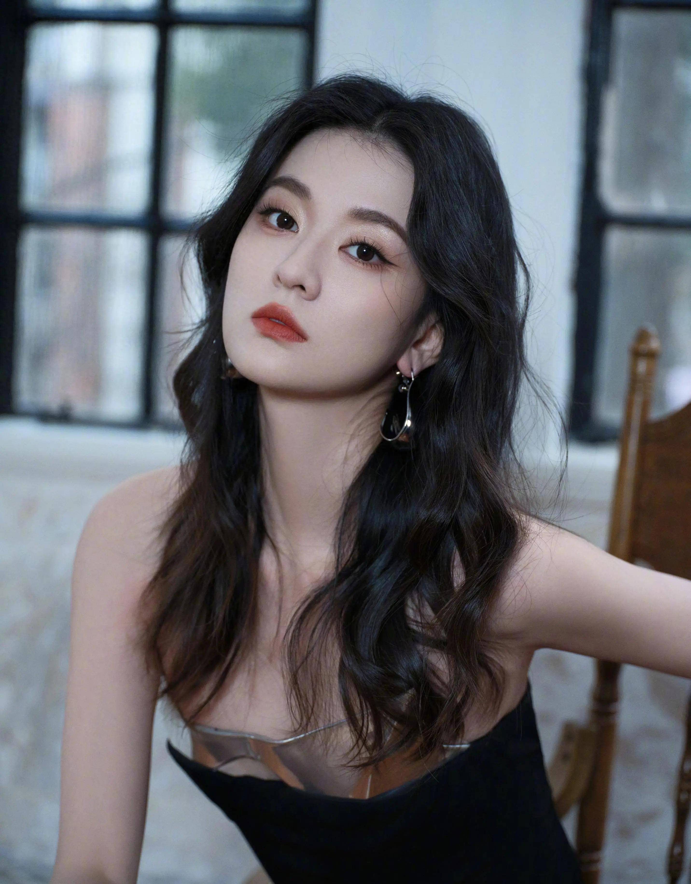 乔欣黑色抹胸开叉裙:一种美,一种态度,一种无法抵挡的魅力!