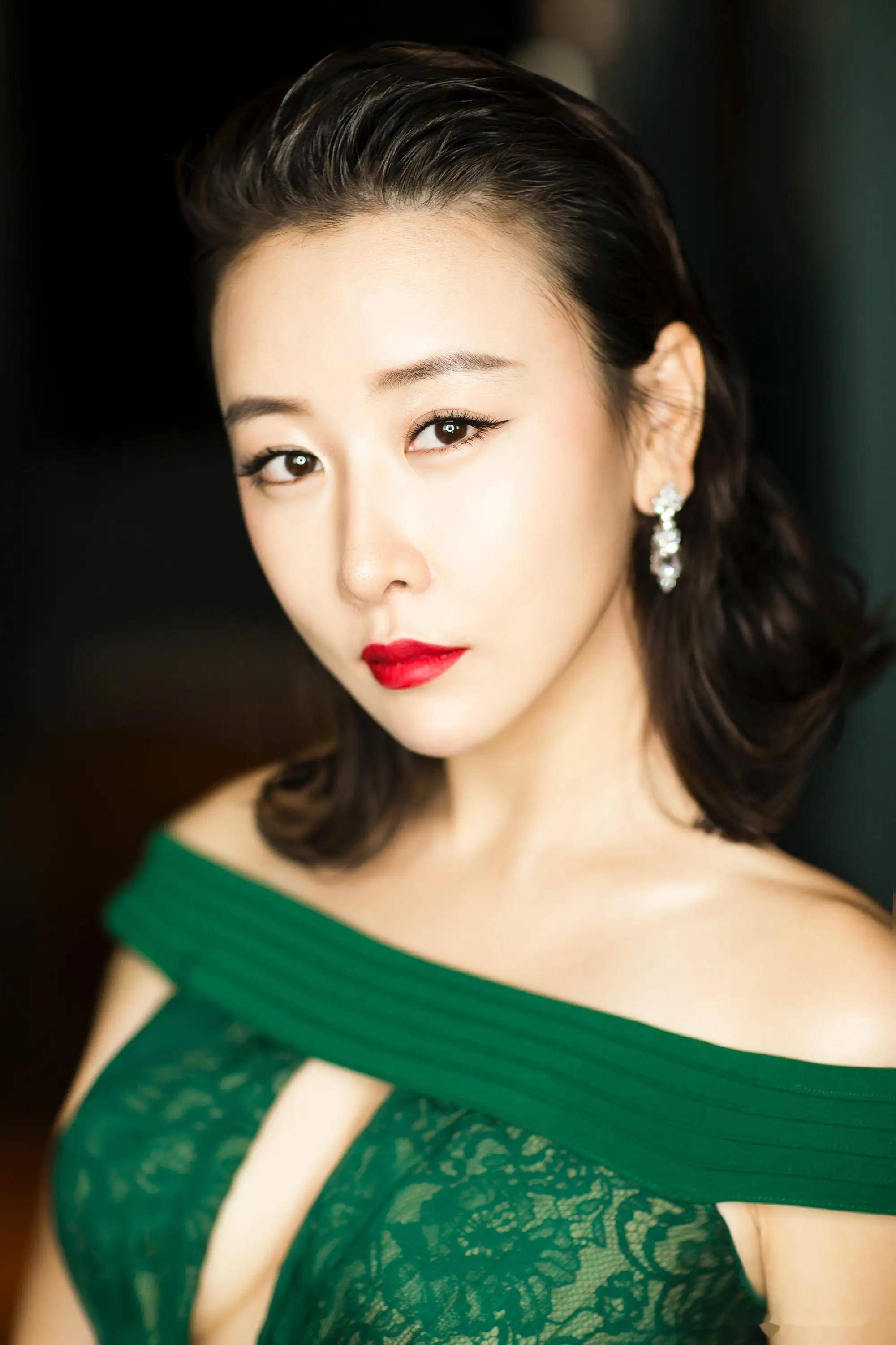 妩毛俊杰这性感丰满的女神级写真究竟谁能抗衡?