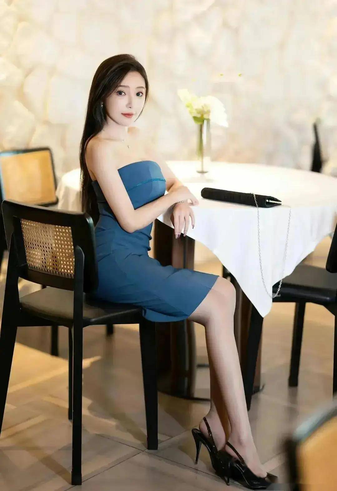 王馨瑶的魅力四射:蓝色抹胸礼服下的黑丝美腿与高跟鞋,这女神般的存在