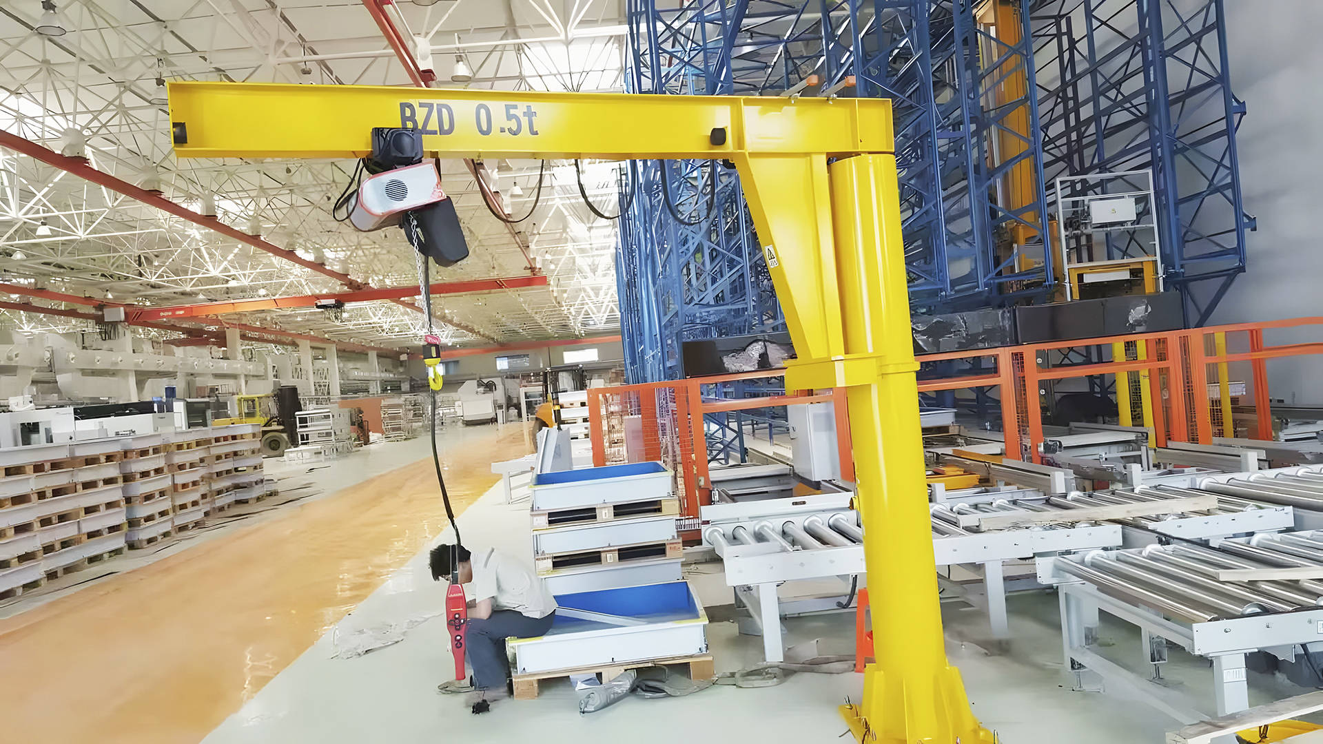 电动悬臂吊作为一款备受瞩目的起重工具,以其独特的优势在众多行业中