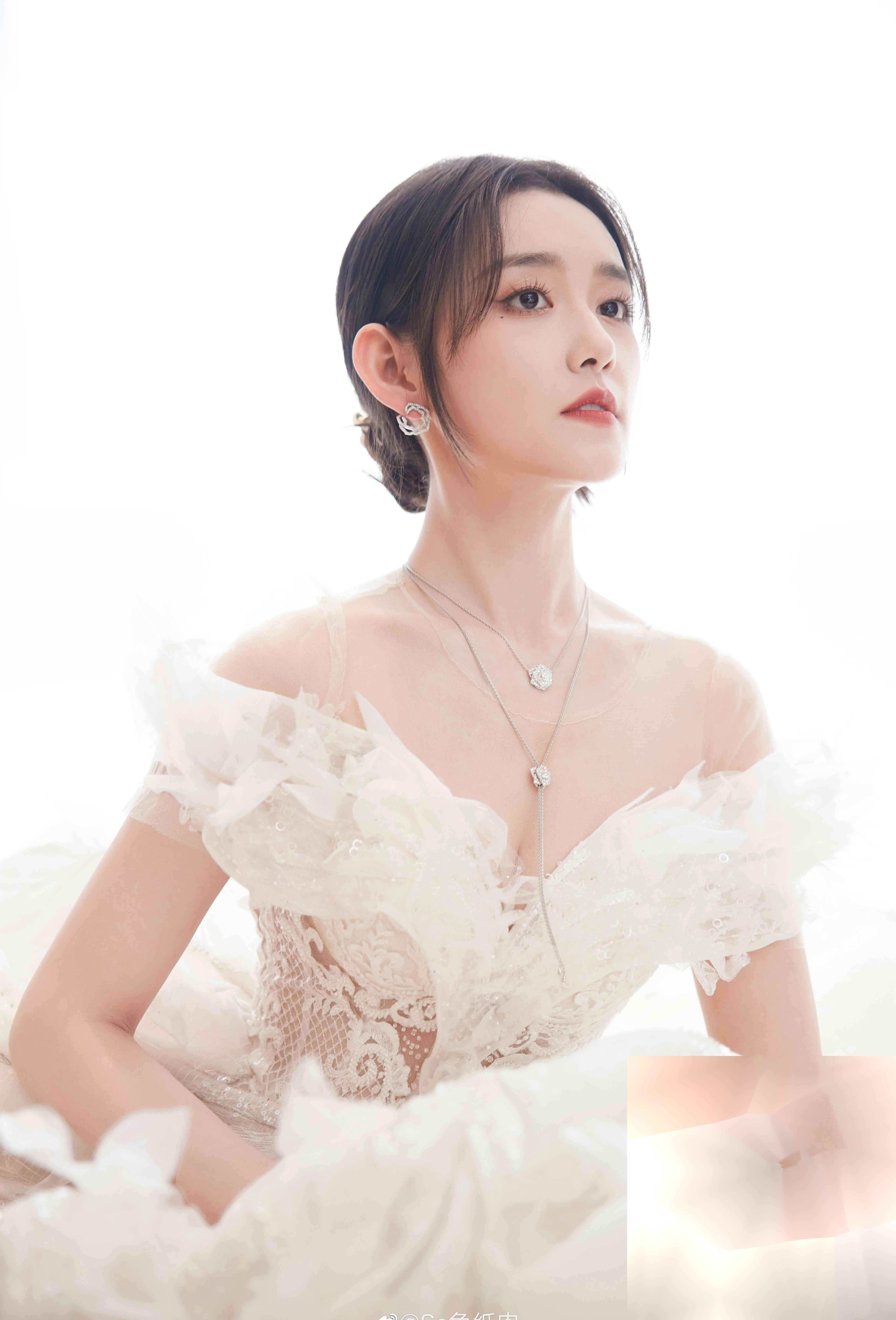 岁蒋依依写真曝光,迷人女神引爆全网!