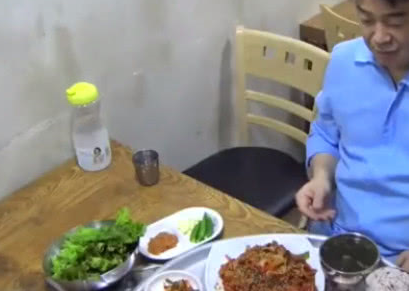   引起 韩国大叔去中国随便点个菜，免费送十几个小菜，赚了一笔。 