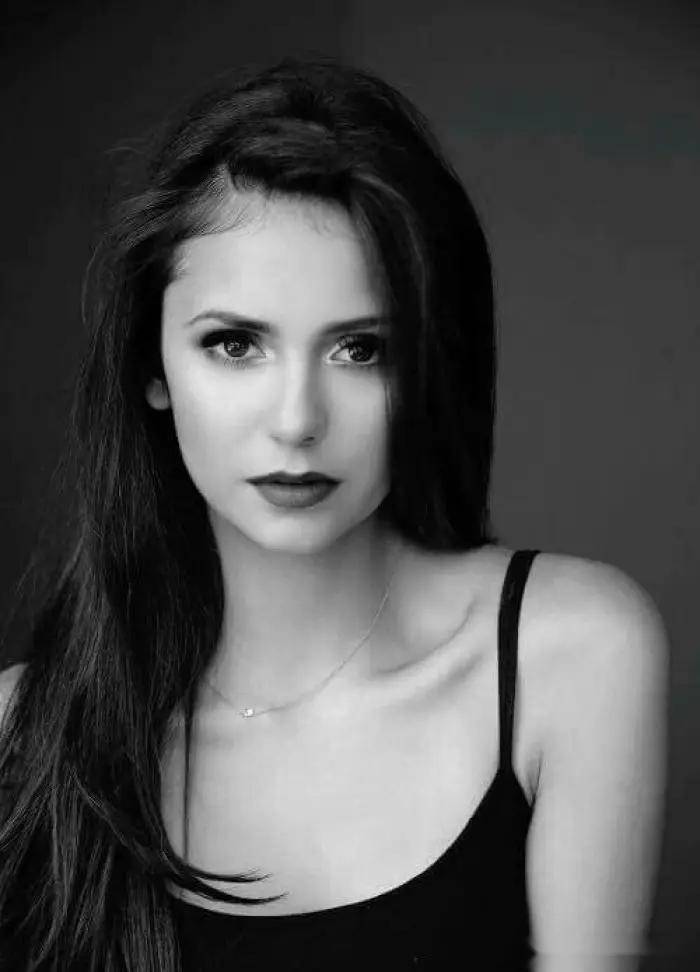 这谁顶得住妮娜杜波夫才华横溢写真中的美貌让人无法移开视线