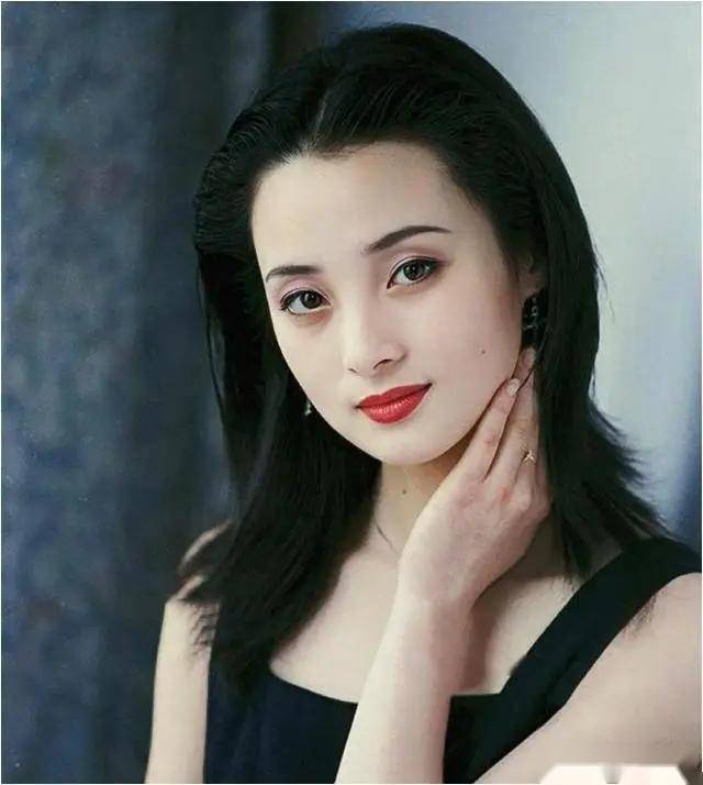 中国著名女演员,曾主演过多部热门影视剧,如《还珠格格》,《白发魔女