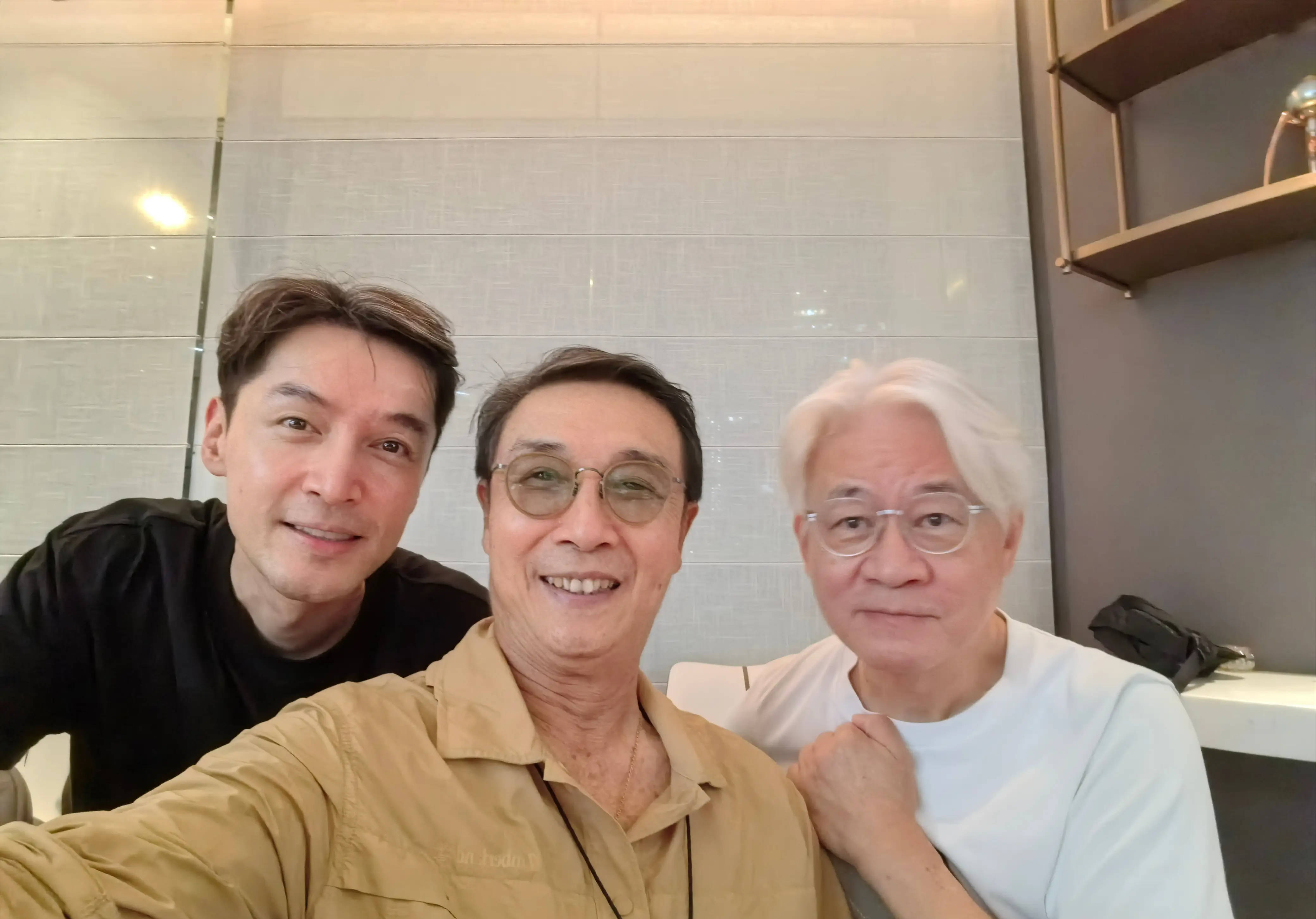 刘松仁发布胡歌夫妇同框照 笑容甜蜜超有夫妻相-搜狐大视野-搜狐新闻