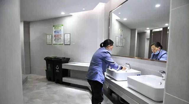 回顾60后"北漂"清洁工:白天当保洁扫厕所,晚上拿起画笔当画家