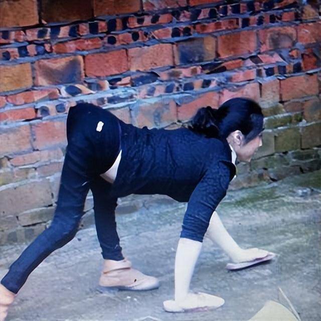 回顾:"爬行女孩"潘远香,怀孕后被丈夫抛弃,靠养牛年入