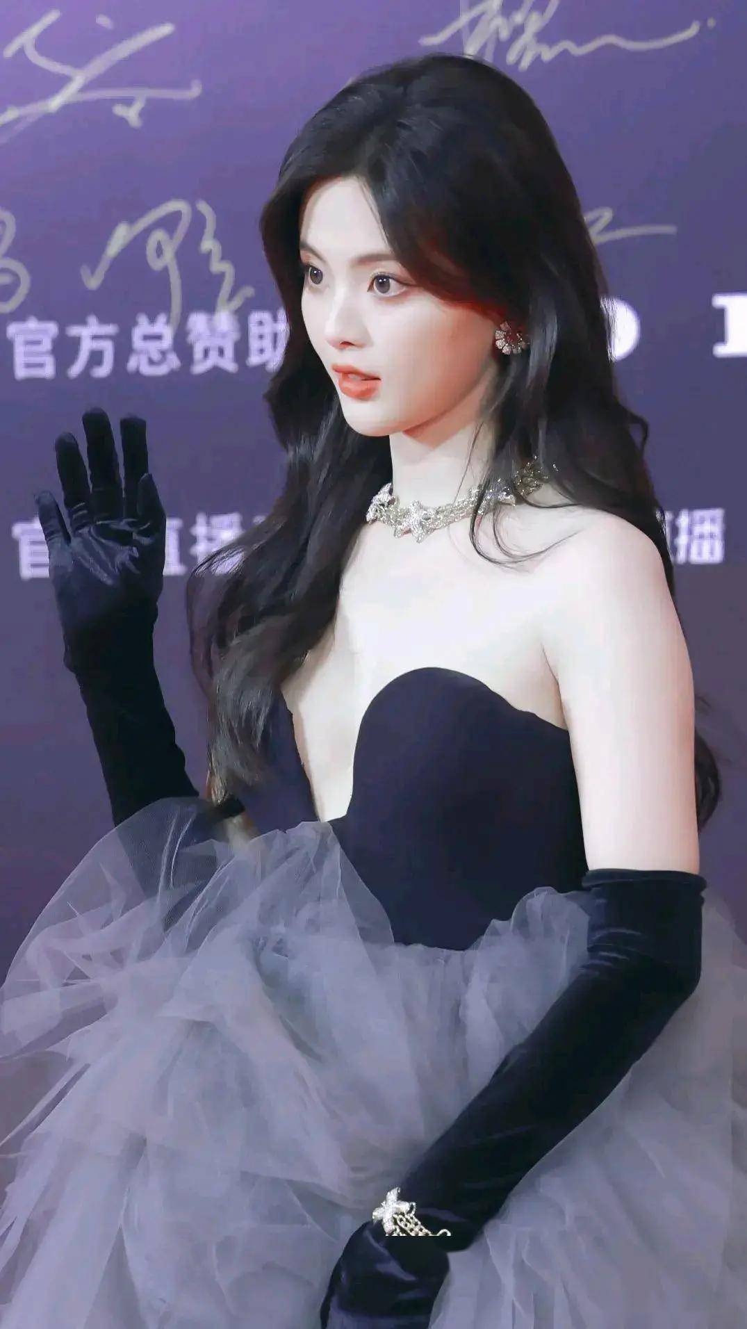 这谁顶得住!杨超越的丰腴美貌与才华并存,让人无法移开视线!