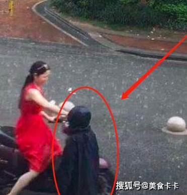 大雨中母亲对孩子的行为让人落泪:做母亲只是_视频_雨披_暴雨。
