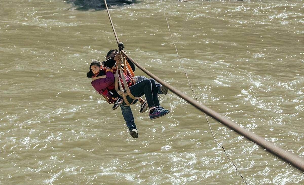 依靠传统的治疗方法,但是最让他们头疼的是出行问题,布腊村被怒江阻隔