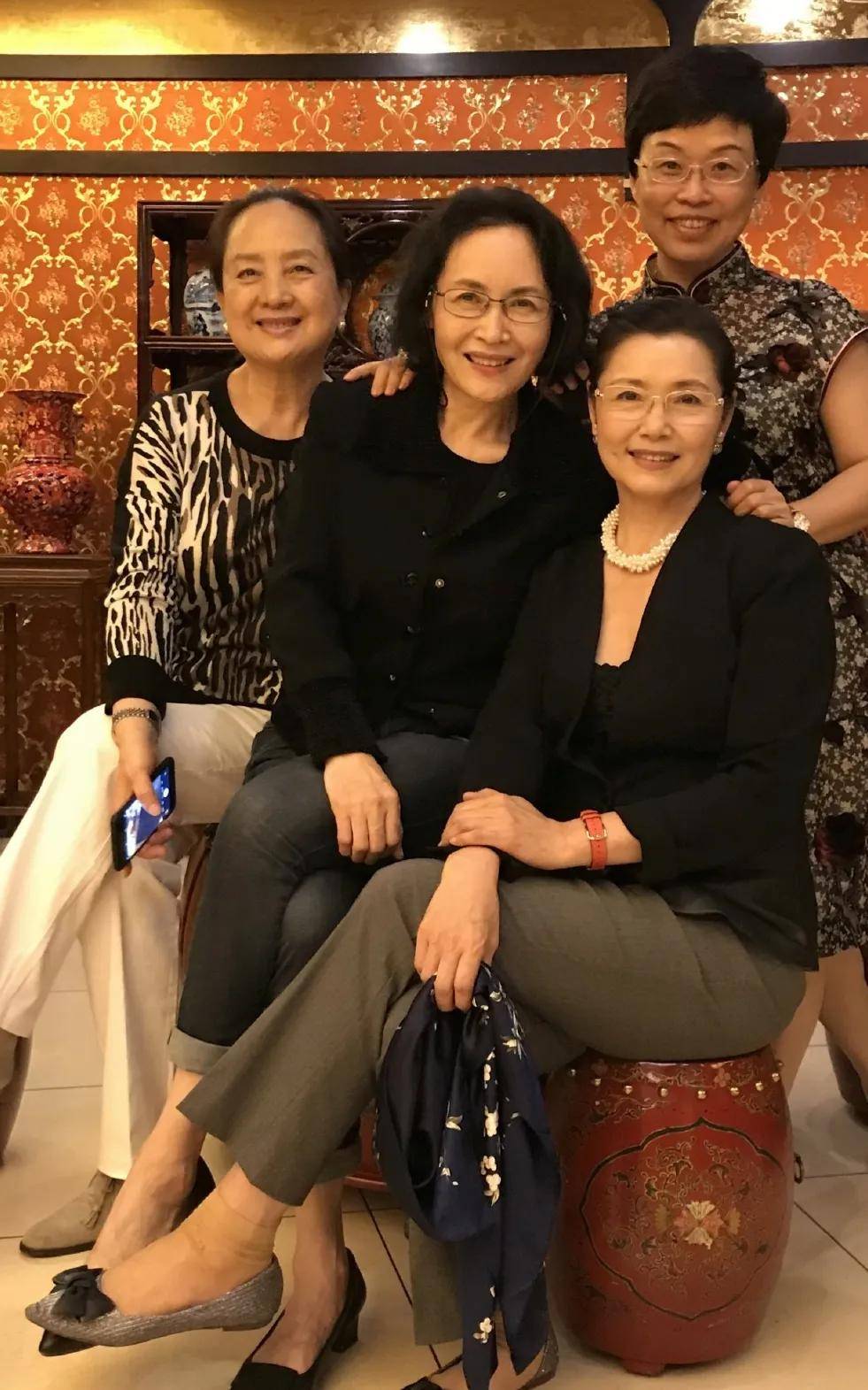 张金玲气质像农村人有质朴感,同框姜黎黎输惨,一个优雅阿姨,一个慈祥