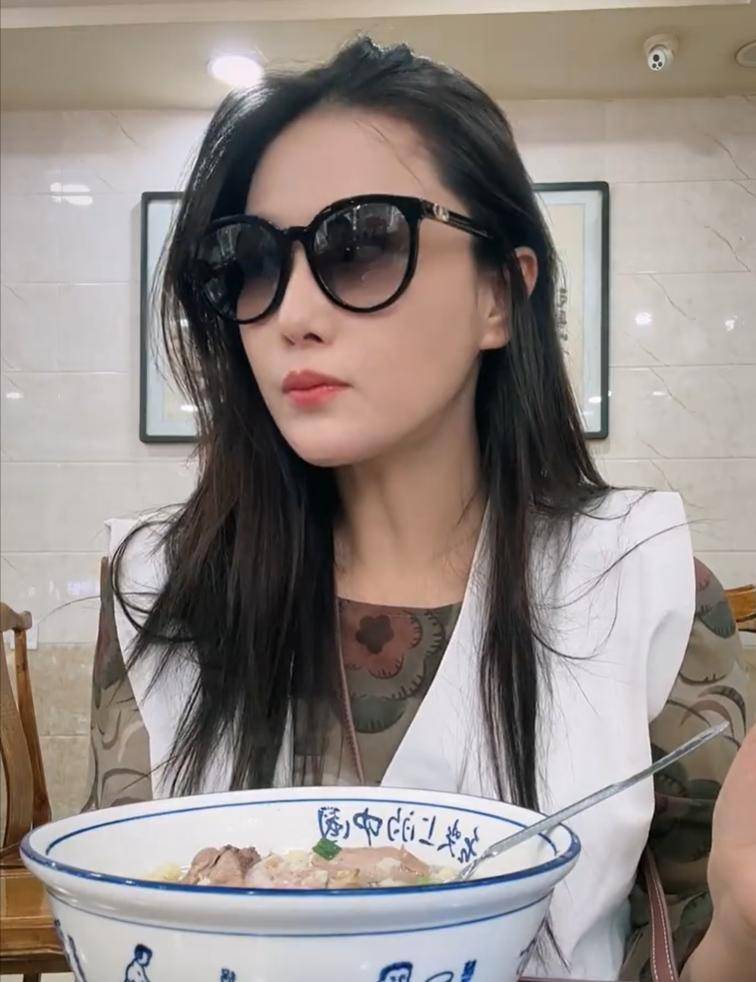 张馨予西安吃播vlog走红,与老公何捷甜蜜互动引热议