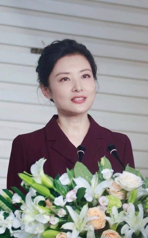2004年,周涛嫁给身家百亿的路云,她说:我们是真爱,与金钱无关