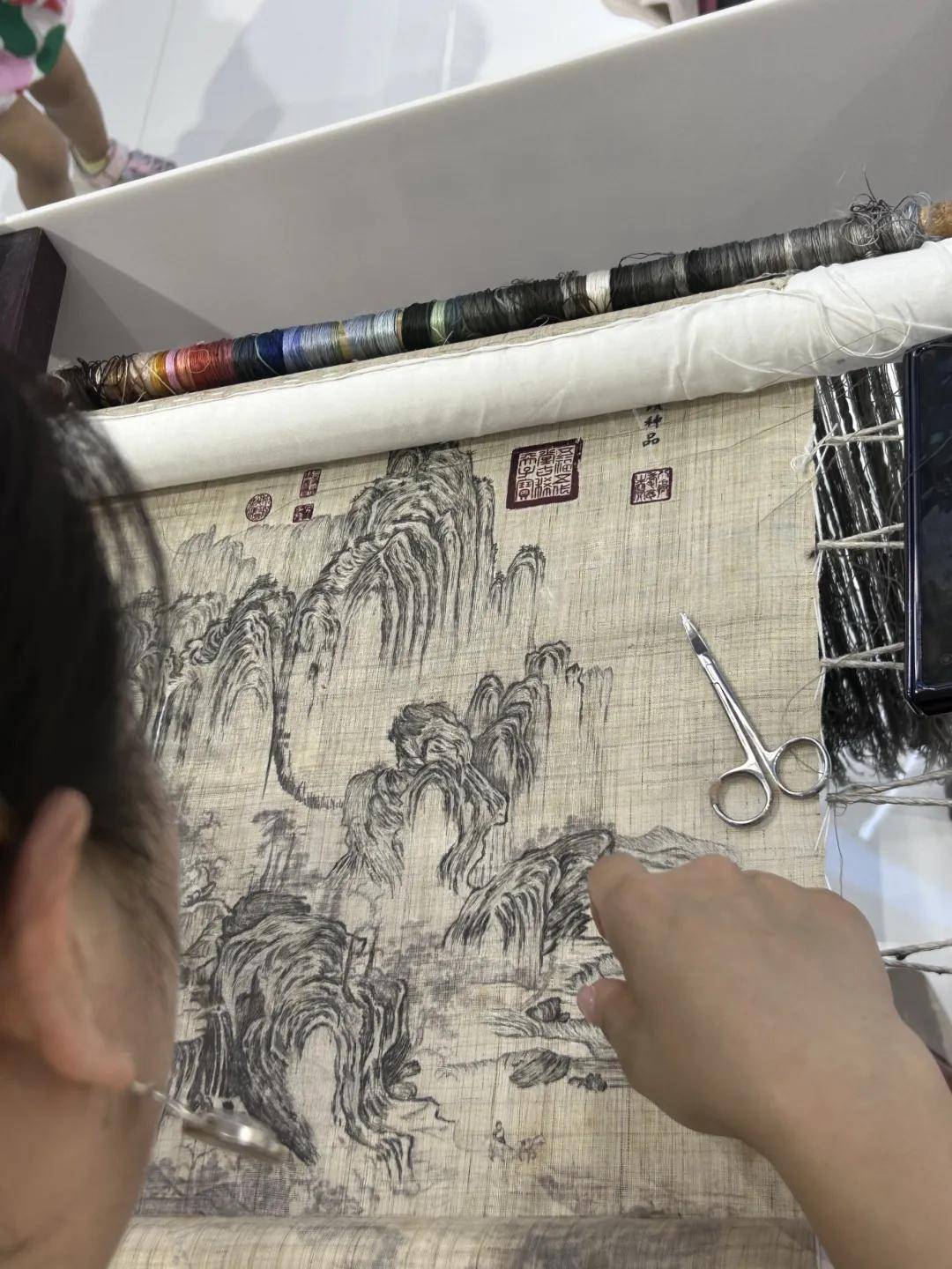 渝州绣坊夏布绣亮相第八届亚欧博览会