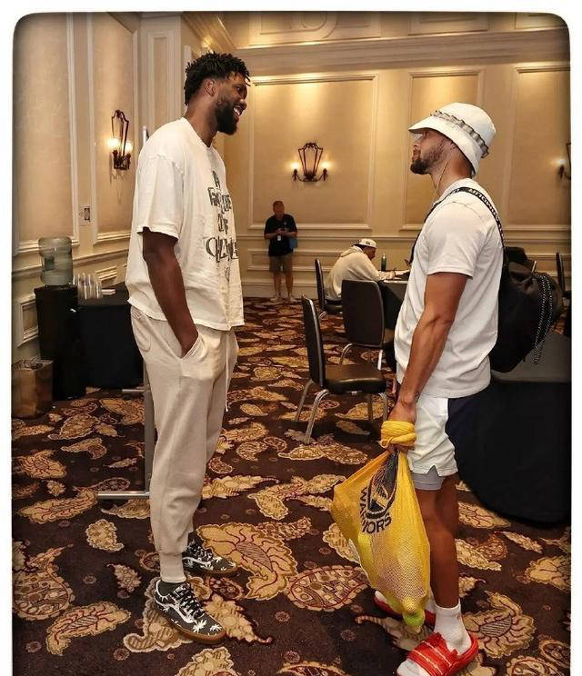 原创            詹皇与库里同台亮相美国男篮训练营，笑声不断-库里和詹皇谁厉害