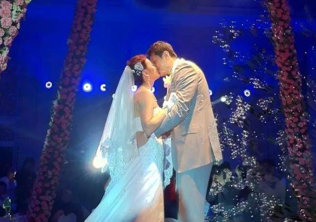 2021年,周雅菲与莫科去参加好友的婚礼.