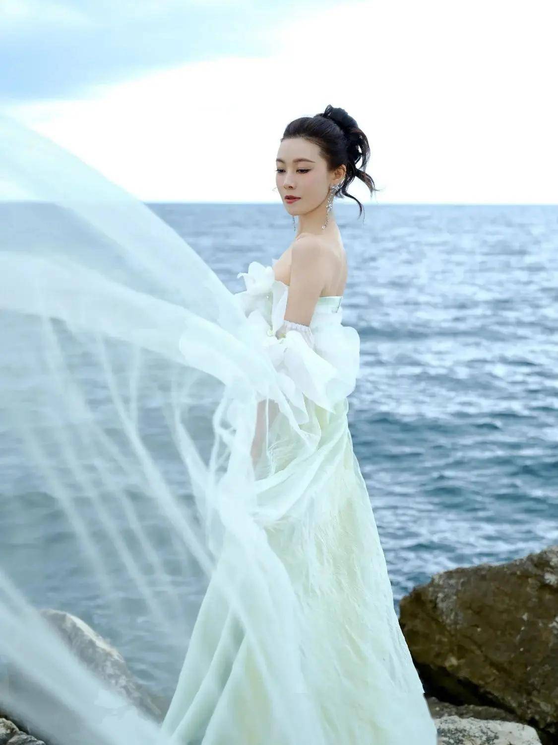 国际舞台上的女神常思思,戛纳晚宴上的新中式风韵赢得赞誉无数,这谁顶