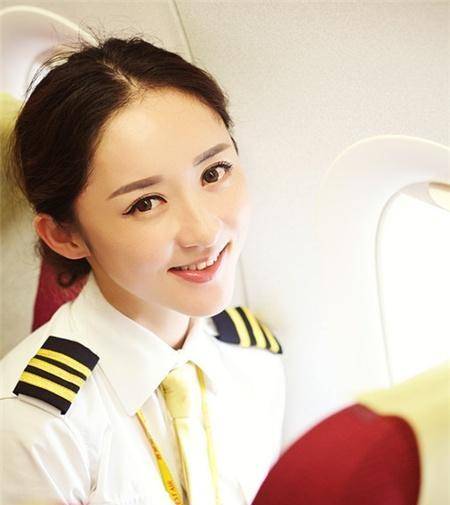 西部航空唯一"女飞行员",英姿飒爽,网友:比空姐更好看!