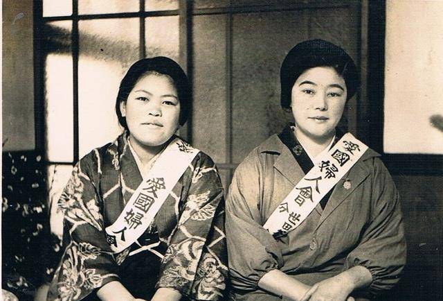 更可恨的是,日本天皇还拿井上千代子的离世大做文章,大肆宣扬其烈女