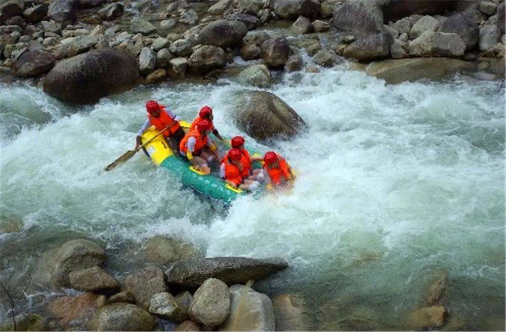 莫干山十八道弯漂流激情开漂,一起来"湿身"尖叫