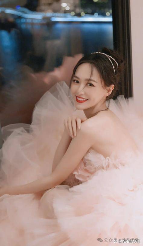 唐嫣40岁惊艳亮相,香槟裙绽放新魅力,身材完美如初