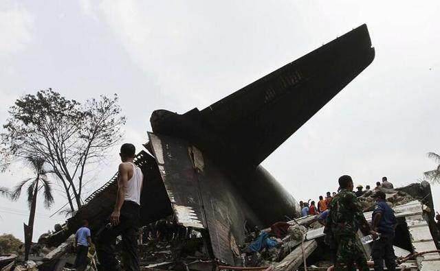 中了地面的一排房屋,之后又翻滚到了稻田,造成机上及地面至少98人死亡
