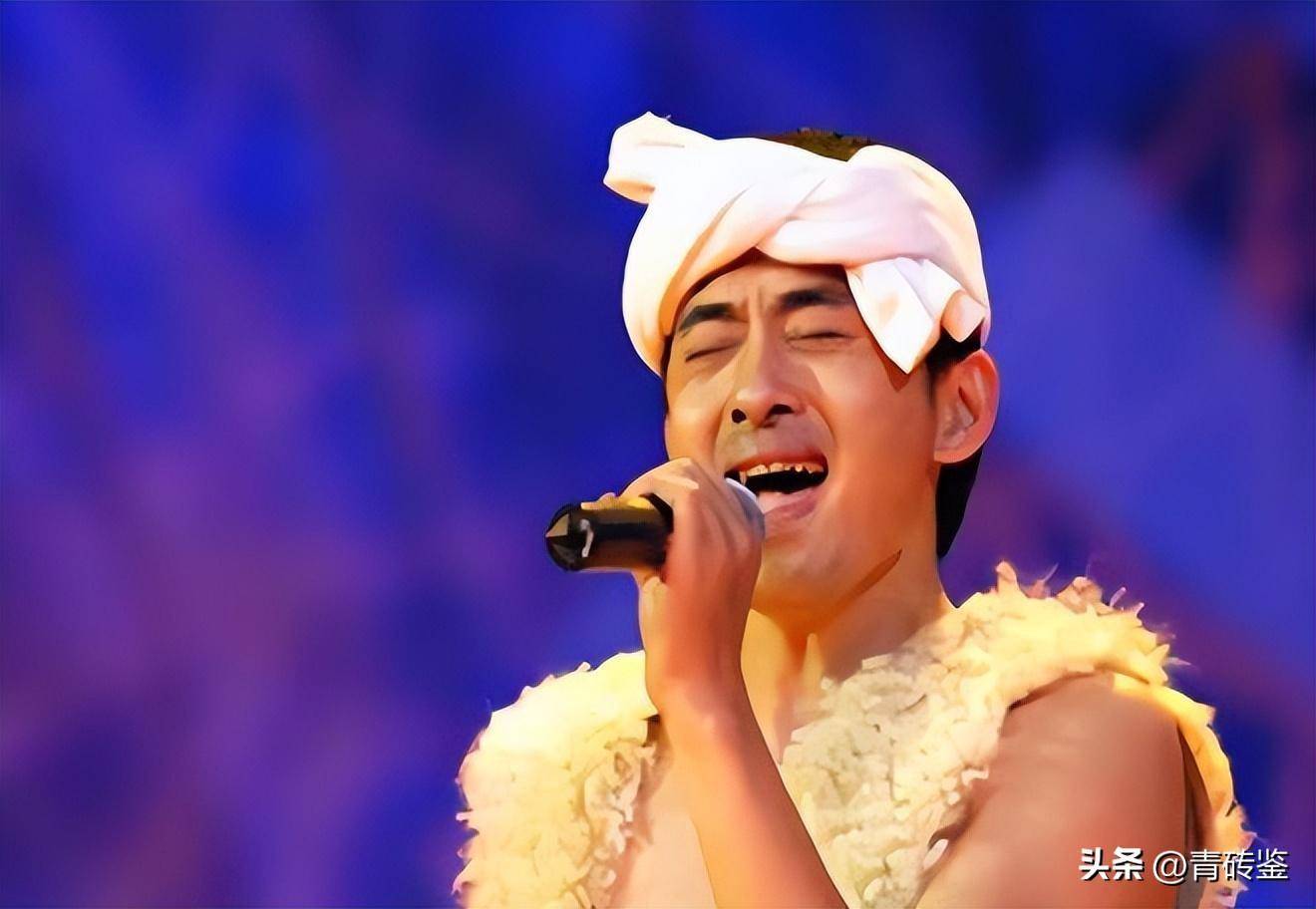 阿宝原名张少淳,在2005年时登上《星光大道》的舞台,在台上他绑着白