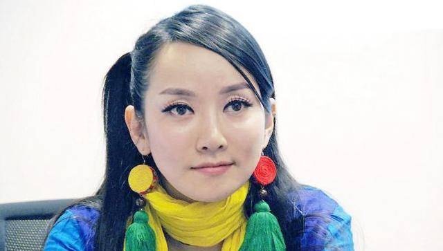 歌唱了当时自己最火的《咚巴拉》和《自己美》两首歌